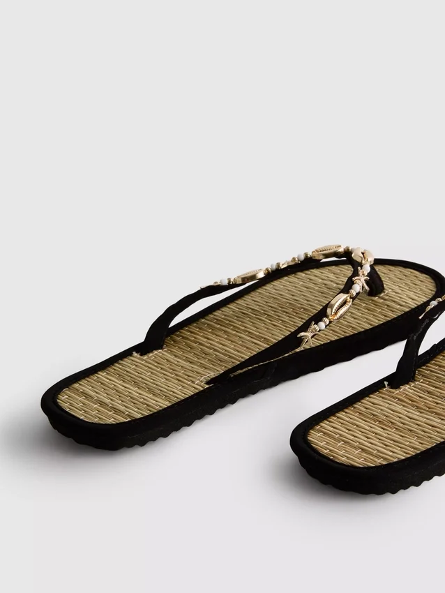 Flip-Flops im Seegras-Look