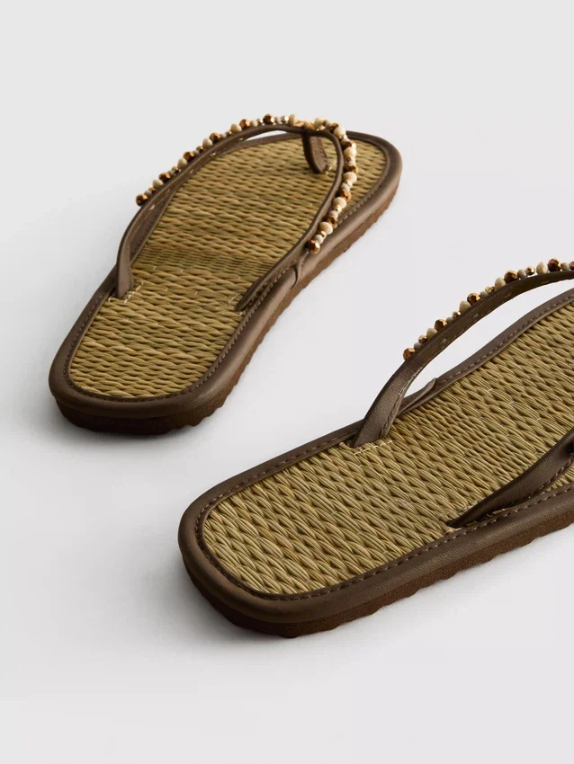 Flip-Flops im Seegras-Look