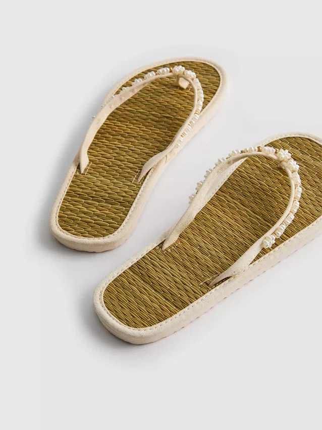 Flip-Flops im Seegras-Look