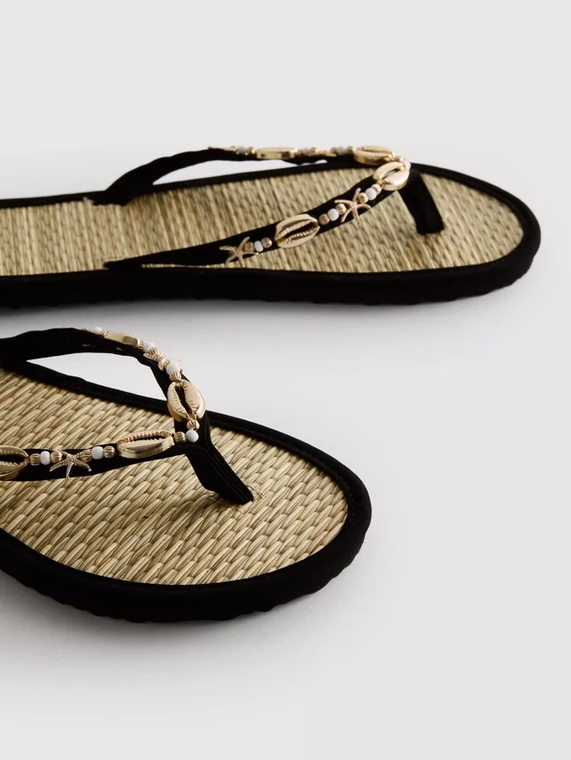 Flip-Flops im Seegras-Look