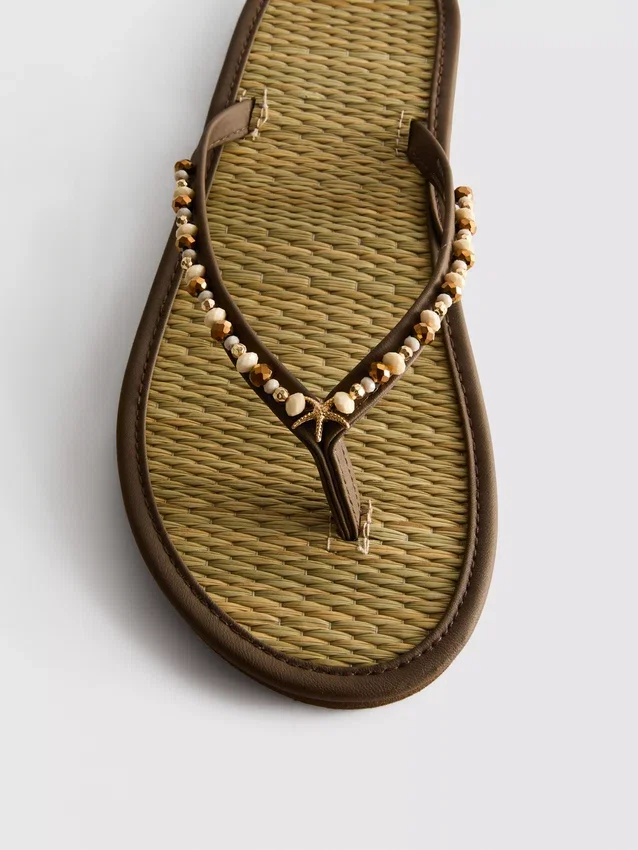 Flip-Flops im Seegras-Look