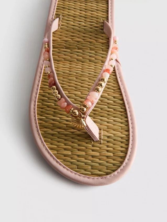 Flip-Flops im Seegras-Look