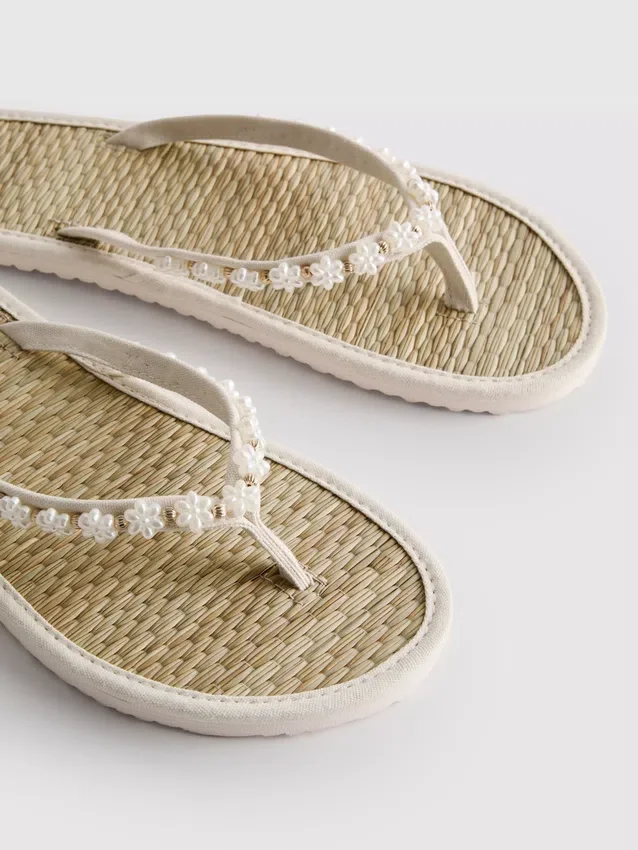 Flip-Flops im Seegras-Look