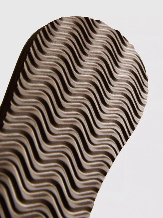 Flip-Flops im Seegras-Look