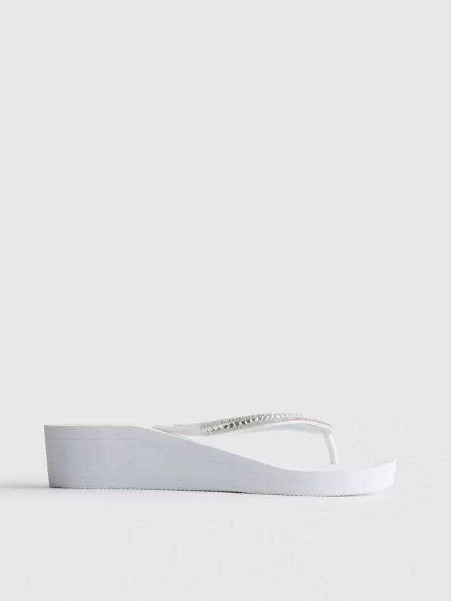 Flip-Flops mit Keilabsatz und Strasssteinen