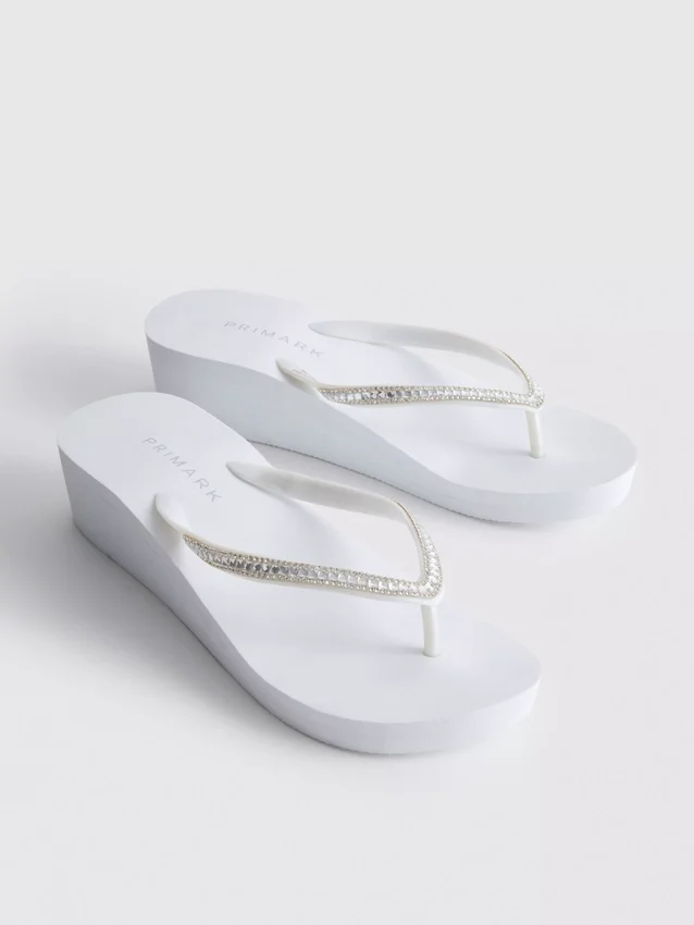Flip-Flops mit Keilabsatz und Strasssteinen