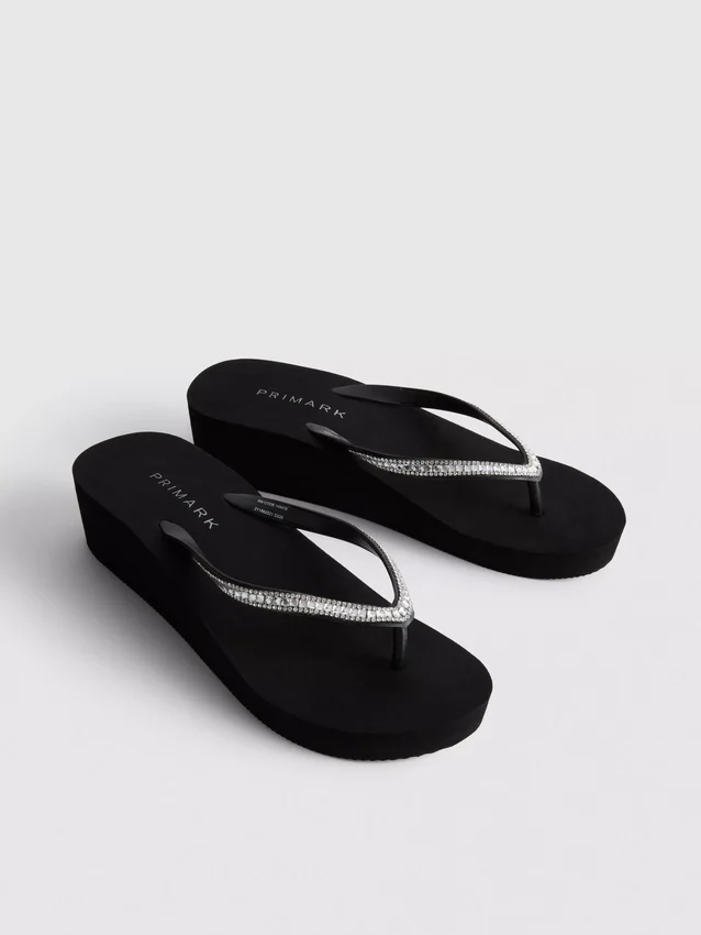 Flip-Flops mit Keilabsatz und Strasssteinen