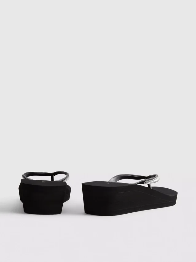 Flip-Flops mit Keilabsatz und Strasssteinen