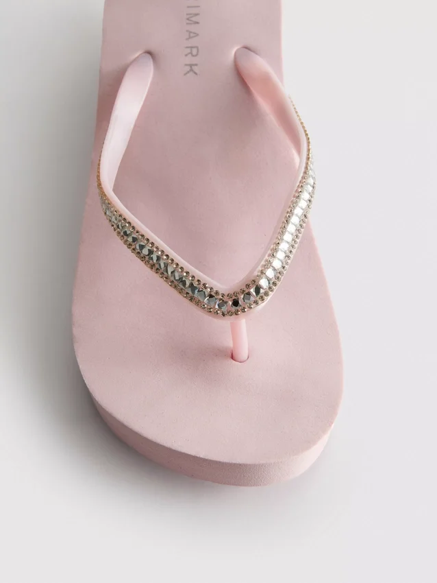 Flip-Flops mit Keilabsatz und Strasssteinen