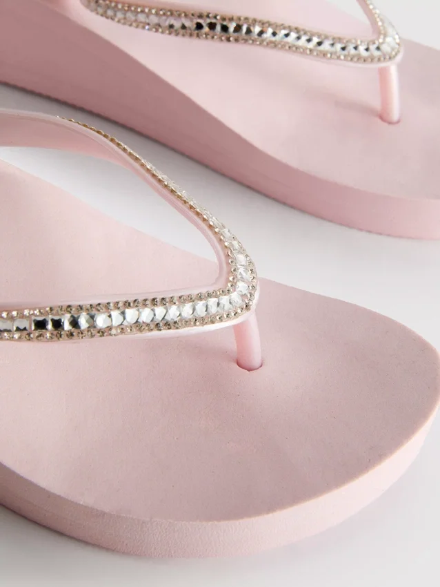 Flip-Flops mit Keilabsatz und Strasssteinen