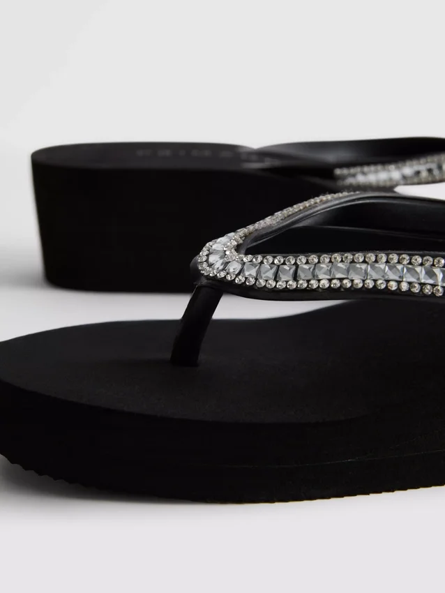 Flip-Flops mit Keilabsatz und Strasssteinen