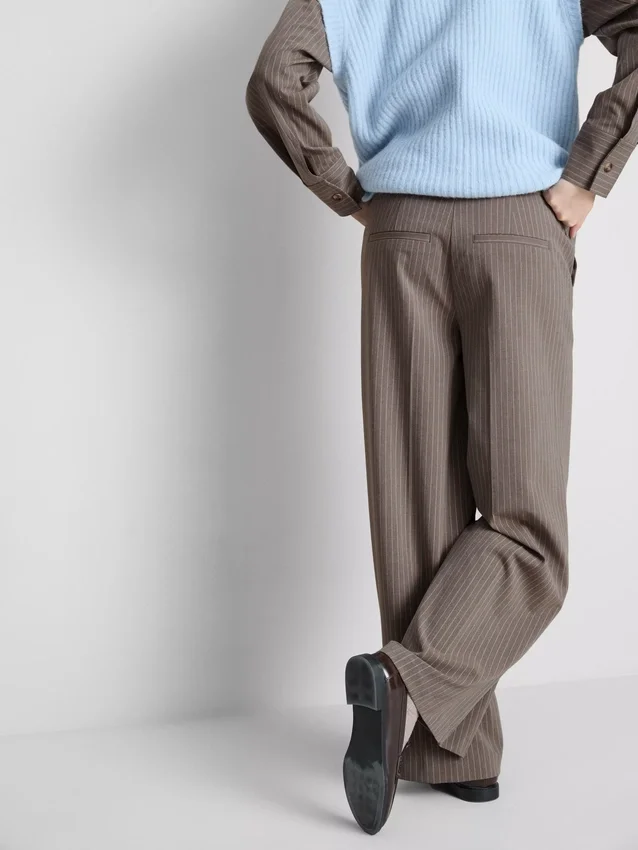 Gebürstete Nadelstreifenhose mit weitem Bein
