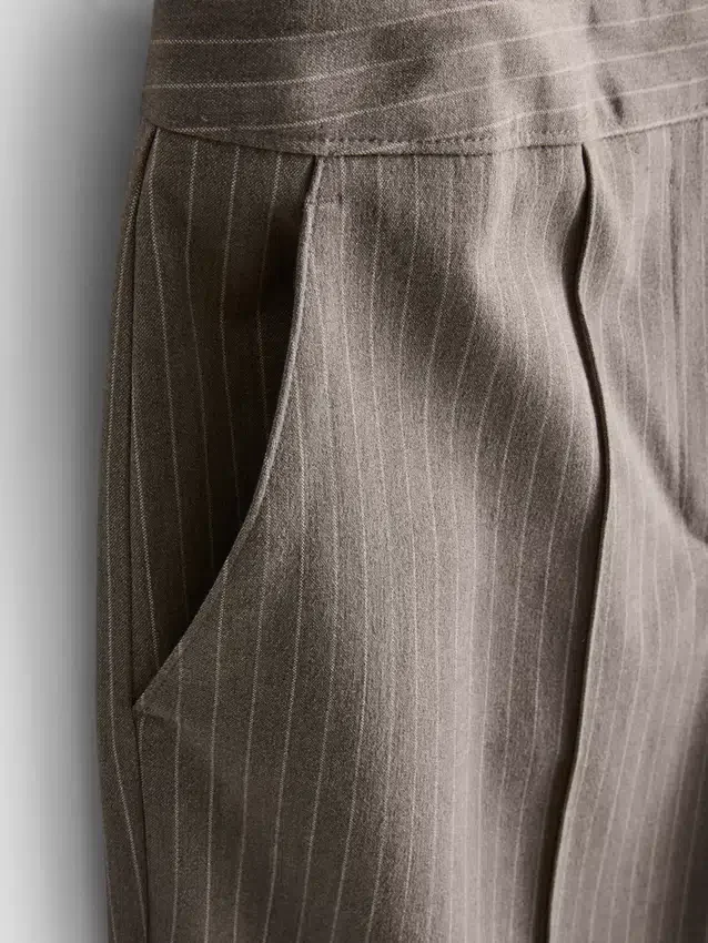Gebürstete Nadelstreifenhose mit weitem Bein