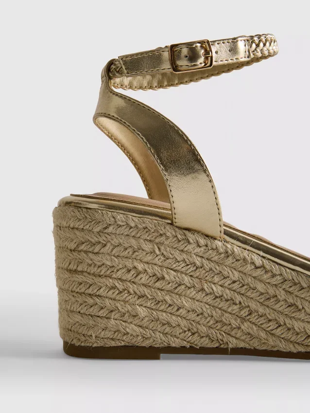 Geflochtene Keilabsatz-Sandalen