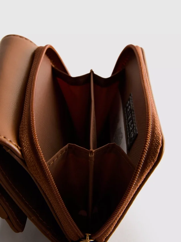Geldbörse mit Reissverschluss und Metallic-Details