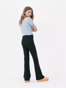 Gerippte, ausgestellt geschnittene Hose