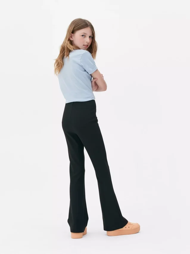 Gerippte, ausgestellt geschnittene Hose