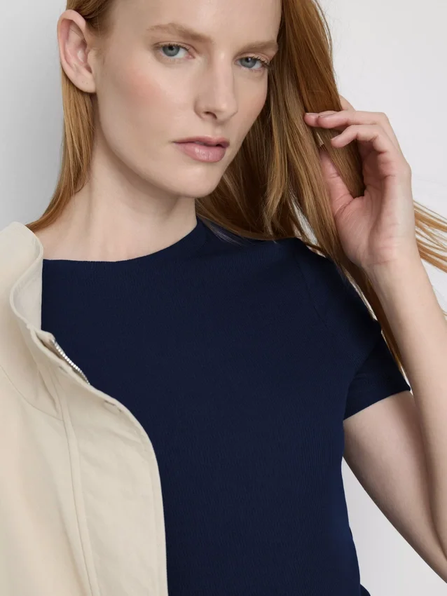 Geripptes, figurbetontes Mini-T-Shirt-Kleid