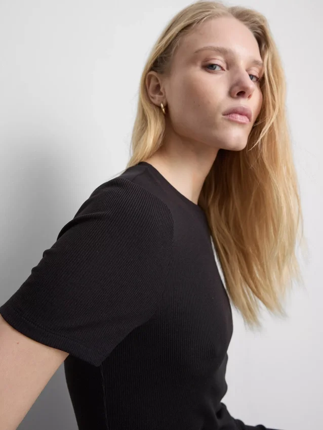 Geripptes, figurbetontes Mini-T-Shirt-Kleid