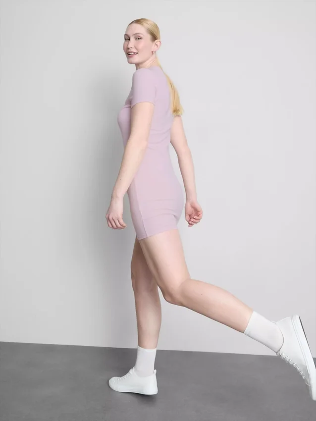 Geripptes, figurbetontes Mini-T-Shirt-Kleid
