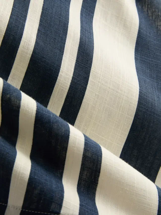 Gestreifte Bluse mit spitz zulaufendem Saum