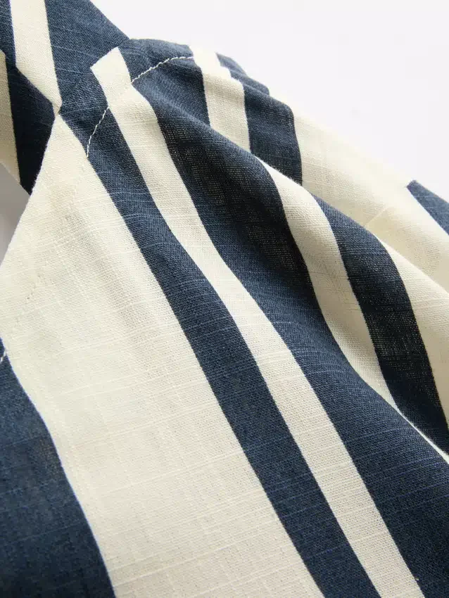 Gestreifte Bluse mit spitz zulaufendem Saum