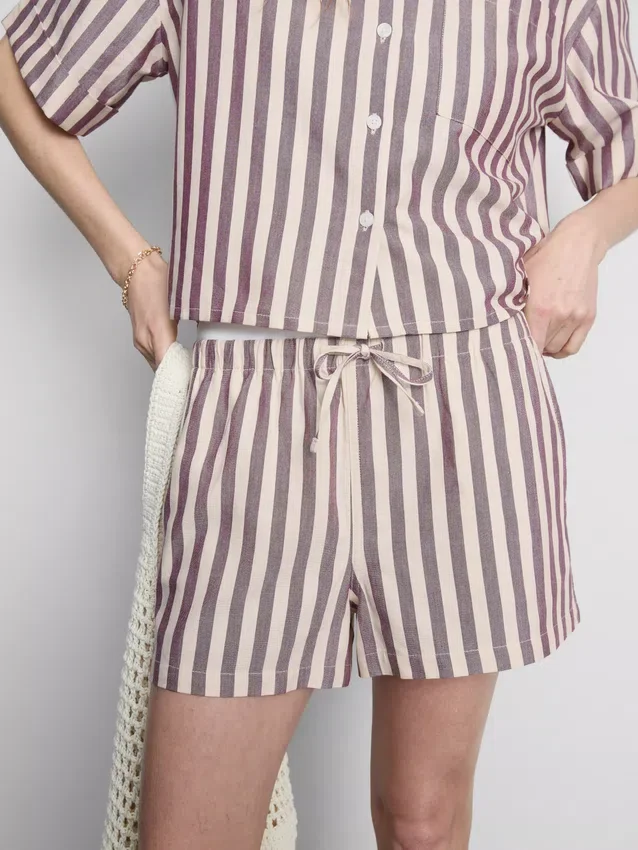 Gestreifte Oxford-Shorts mit hoher Taille