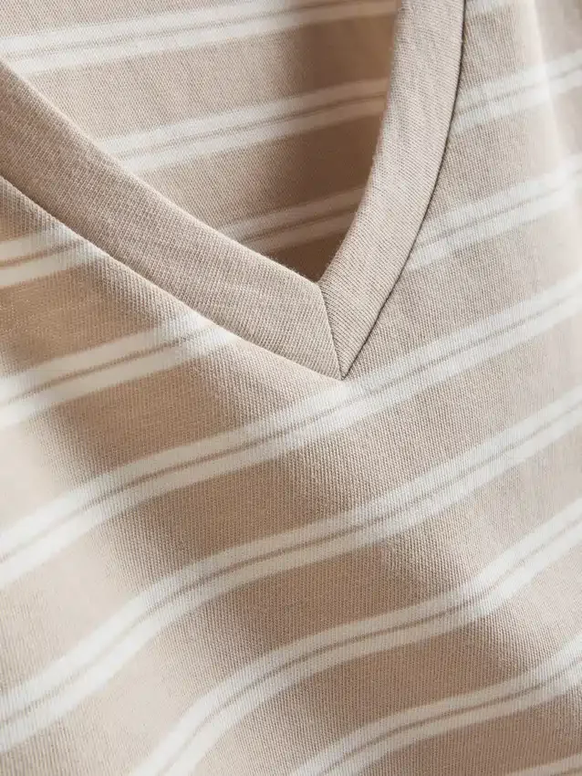 Gestreiftes Baumwoll-T-Shirt mit V-Ausschnitt