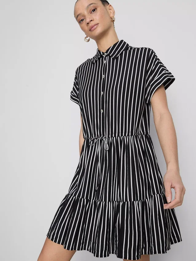 Gestreiftes Mini-Hemd-Kleid mit Stufenschnitt