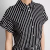 Gestreiftes Mini-Hemd-Kleid mit Stufenschnitt