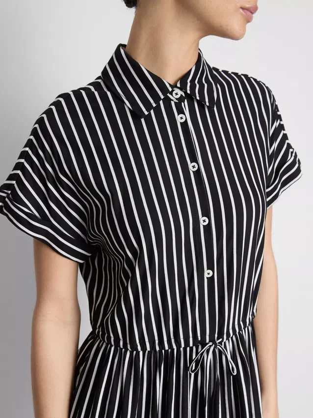 Gestreiftes Mini-Hemd-Kleid mit Stufenschnitt