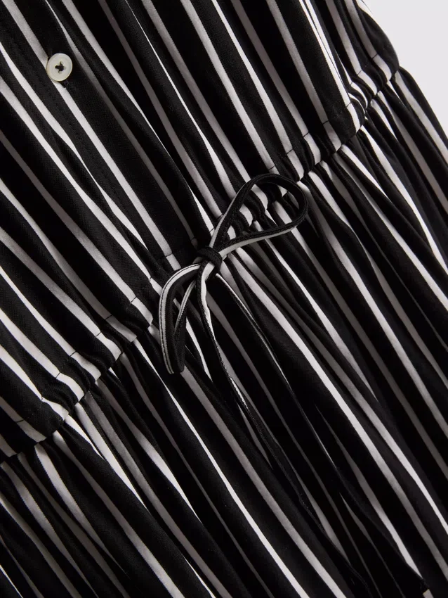 Gestreiftes Mini-Hemd-Kleid mit Stufenschnitt