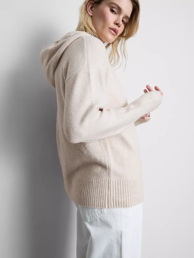 Gestrickter Kapuzenpullover mit Kordelzug