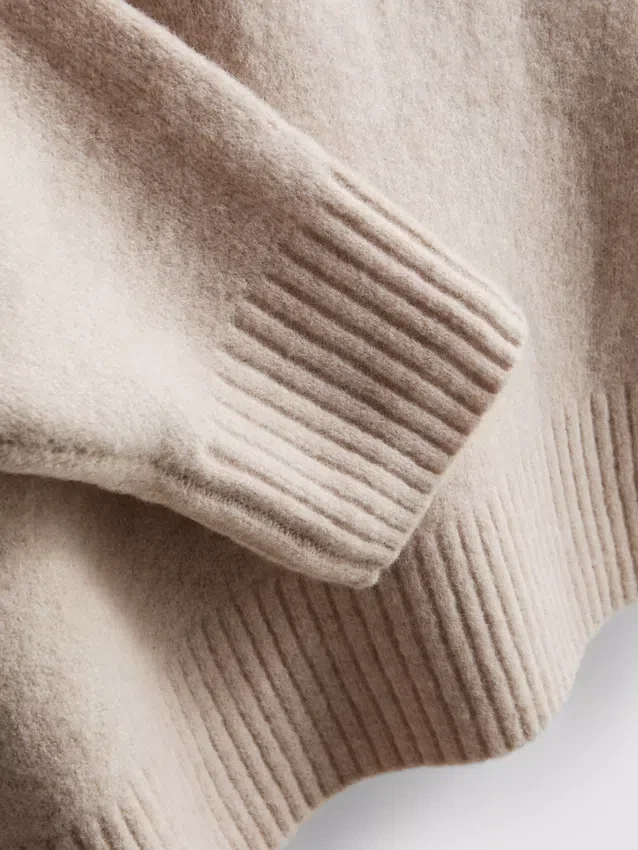 Gestrickter Kapuzenpullover mit Kordelzug