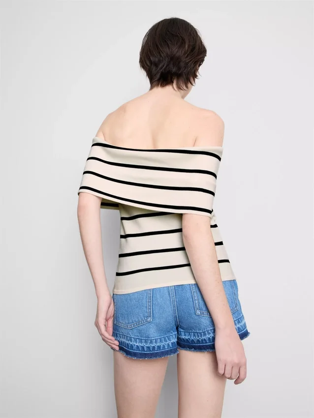 Gestrickter schulterfreier Pulli