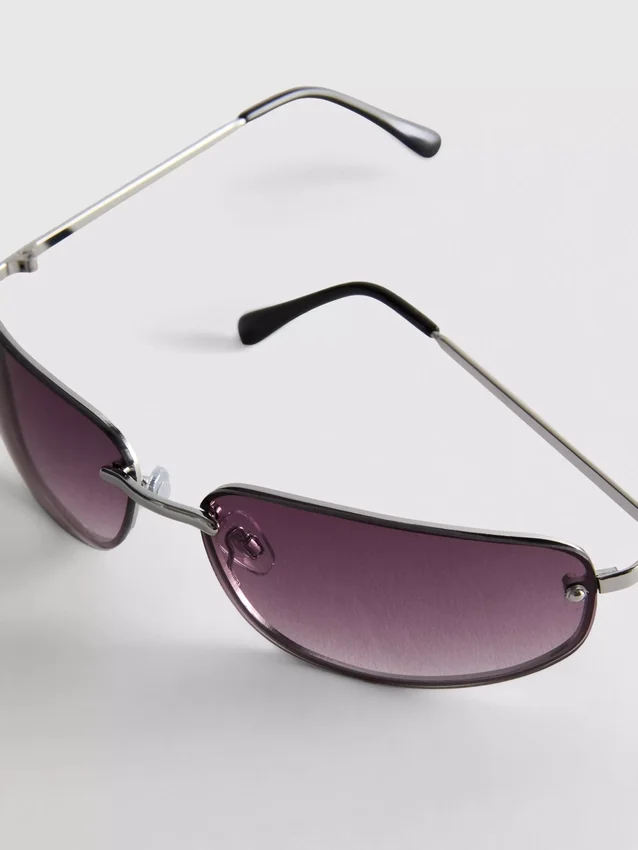 Getönte Wrap-Around-Sonnenbrille