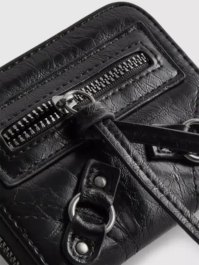 Handtasche mit Reissverschluss im Used-Look