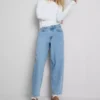 Hoch taillierte, konisch zulaufende Jeans aus Baumwoll-Denim