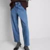 Hoch taillierte, konisch zulaufende Jeans aus Baumwoll-Denim
