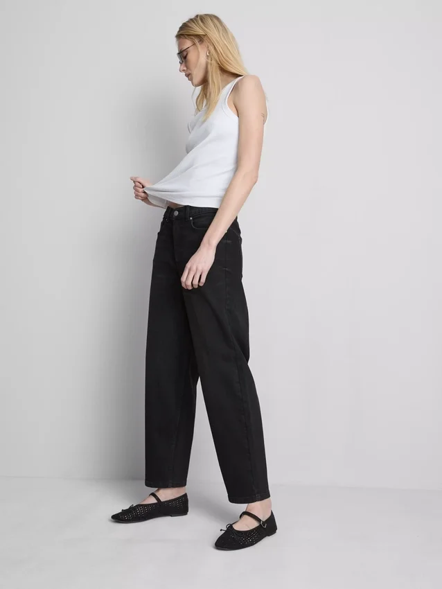 Hoch taillierte, konisch zulaufende Jeans aus Baumwoll-Denim