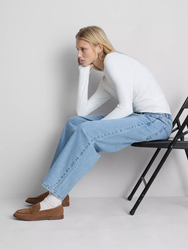 Hoch taillierte, konisch zulaufende Jeans aus Baumwoll-Denim