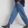 Hoch taillierte, konisch zulaufende Jeans aus Baumwoll-Denim