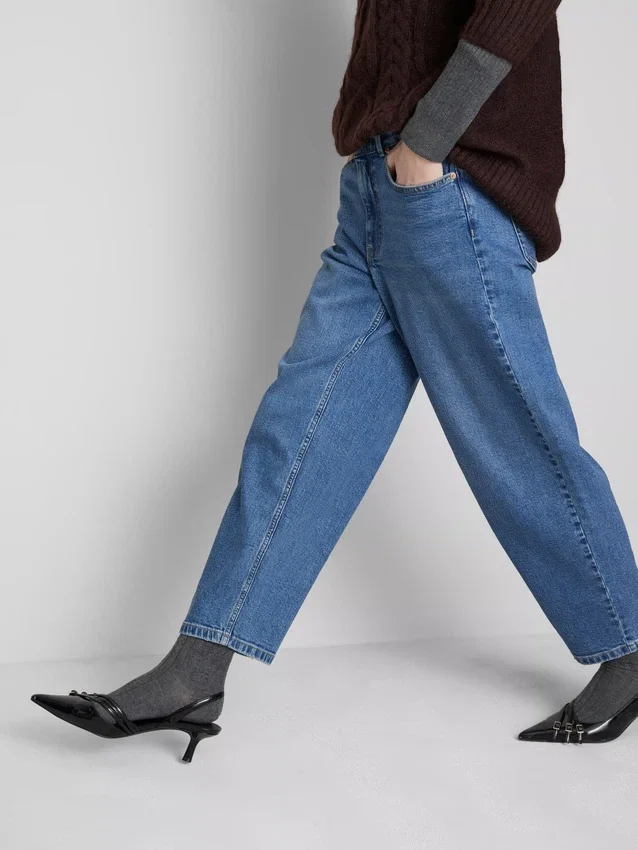 Hoch taillierte, konisch zulaufende Jeans aus Baumwoll-Denim