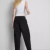 Hoch taillierte, konisch zulaufende Jeans aus Baumwoll-Denim