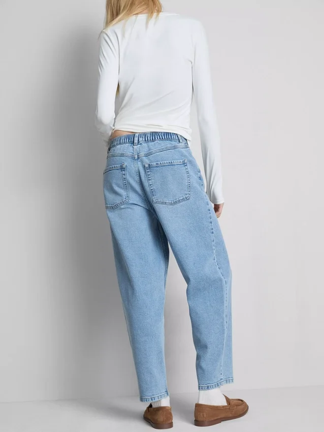 Hoch taillierte, konisch zulaufende Jeans aus Baumwoll-Denim