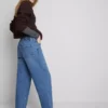 Hoch taillierte, konisch zulaufende Jeans aus Baumwoll-Denim
