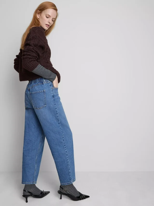 Hoch taillierte, konisch zulaufende Jeans aus Baumwoll-Denim