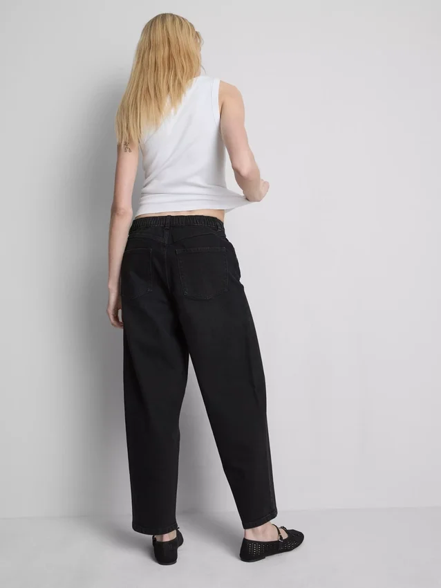 Hoch taillierte, konisch zulaufende Jeans aus Baumwoll-Denim