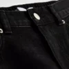 Hoch taillierte, konisch zulaufende Jeans aus Baumwoll-Denim