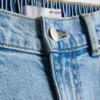 Hoch taillierte, konisch zulaufende Jeans aus Baumwoll-Denim